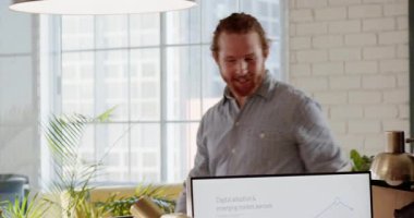 Ofisteki çeşitli meslektaşlar projeyi tartışıyor, gülümsüyor ve sohbet ediyorlar. Takım çalışması, işbirliği, beyin fırtınası, iş toplantısı, iletişim, çeşitli profesyoneller