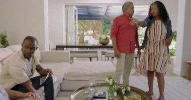 Çiçek düzenleme, çok nesilli çeşitli aile toplantılarında sıcak sohbetler. Kutlama, birliktelik, bağ, ilişki, çiçek, konforlu