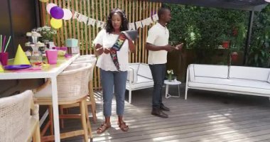 Doğumgününü dışarıda kutluyoruz, çeşitli aileler balonlarla ve dekorasyonlarla festivalde. Kutlama, parti, mutluluk