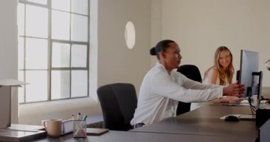 Ofis masalarında çalışan, görevlere odaklanan ve işbirliği yapan çeşitli iş adamları. Takım çalışması, işbirliği, şirket, takım çalışması, çeşitli meslektaşlar, beyin fırtınası.