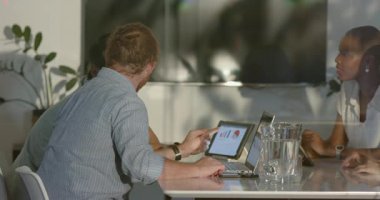 İş dünyası çeşitli takımları akşam toplantısı sırasında, ofiste dizüstü bilgisayarlarda finansal çizelgeleri tartışıyor. takım çalışması, işbirliği, finans, analiz, strateji, kurumsal