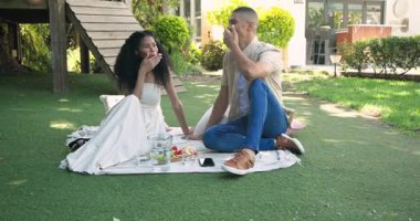 Çeşitli çiftler arka bahçede battaniyede pikniğin keyfini çıkarıyorlar, gülümsüyorlar ve birlikte dinleniyorlar. Bahçede, boş zaman, rahatlama, yaz zamanı, romantizm, kaynaşma