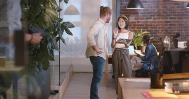 Takım modern ofiste işbirliği yapıyor, projeyi tablet ve belgelerle tartışıyor. İşbirliği, takım çalışması, iş yeri, işyeri, beyin fırtınası, teknoloji