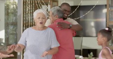 Üç kuşak boyunca ailece eğlendik, gülümsedik ve evde kucaklaştık. birliktelik, mutluluk, bağlanma, çok nesilli, bağlantı, aşk