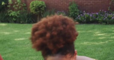 Çeşitli lezbiyen çiftler çimenlerin üzerinde eğleniyor, bahçede neşeli anlar paylaşıyorlar. birliktelik, mutluluk, bağ, açık hava, doğa, ilişki