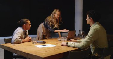 Ofis masasında dizüstü bilgisayarlar ve belgelerle strateji tartışması. Takım çalışması, işbirliği, beyin fırtınası, şirket, toplantı, planlama