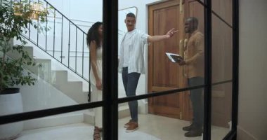 Modern evleri gezen, emlakçıyla farklı çiftler tabletle özellikleri tartışıyor. mülkiyet, tartışma, teknoloji, mimari, danışma, yatırım