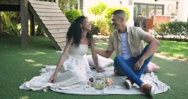 Çeşitli çiftler çimenlikte piknikten keyif alıyor, içkilerini ve gülüşlerini güneşli arka bahçede paylaşıyorlar. Bahçede, rahatlama, rahatlama, yaz, mutluluk, bağ