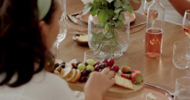 Çeşitli aile ve arkadaşlar kamera dışı sese tepki veriyor, masada şarküteri ve salata servisi yapıyorlar. Toplanma, kutlama, keyiflilik, taşralı, canlı, sosyalleşme, samimi