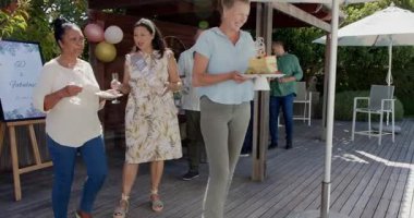 Arka bahçede kutlama yapıyorlar, çeşitli yaşlılar gülüyor ve şenlikli toplantılarda eğleniyorlar. Yaşlılar, mutluluk, parti, birliktelik, kutlama, arkadaşlık