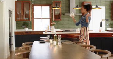 Çeşitli çiftler evde yemek masasını hazırlıyor, kutlama yemeği hazırlıyorlar. Sofra kurma, birliktelik, şenlik, hazırlık