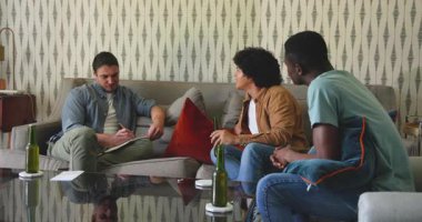 Çeşitli erkek arkadaşlar not alıyor, bira şişelerini yudumluyor ve evde tartışırken sohbet ediyorlar. İşbirliği, dostluk, rahatlama, modern, gündelik, sosyal, takım çalışması