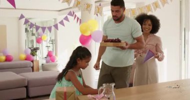 Farklı baba ve kızları oturma odalarını balonlarla ve kurdelelerle dekore ediyor, evde kutlama yapıyorlar. Çeşitli aile, bağ, parti, şenlik, dekorasyon, mutluluk