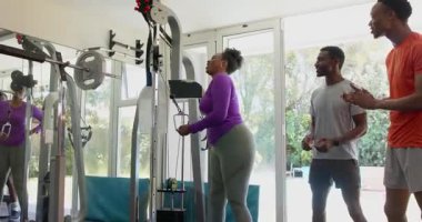 Spor salonunda birlikte egzersiz yaparken, Afrika kökenli Amerikalı arkadaşlar antrenman sırasında gülüyorlardı. Spor, sağlık, arkadaşlık, egzersiz, ev çalışması, eğitim