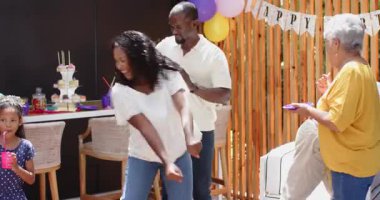 Doğum gününü kutluyorlar, çeşitli aileler evde renkli süslemelerle içki yetiştiriyorlar. Kutlama, birliktelik, parti, neşe, şenlik