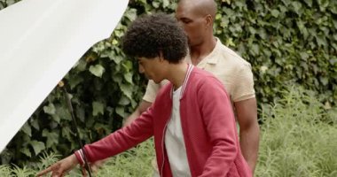 Yeşillik bahçesinde yürümek, farklı baba ve oğulların doğada birlikte olması. Romantizm, sükunet, yeşillik, bahçede, boş vakitlerde, arkadaşlıkta