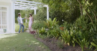 Çimlere basan çeşitli çiftler ellerini birbirine bağlıyor ve ağaçların altında anı paylaşıyor, kopyalama alanı. Romantik, açık hava, sükunet, yaşam tarzı, doğa, sevgi dolu.