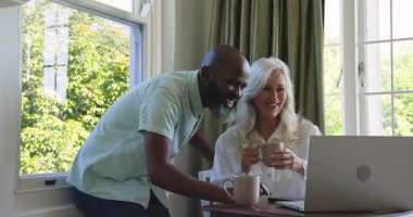 Kadehleri kaldırırken çeşitli üst düzey çiftlerin dikkatlerini dizüstü bilgisayara çekiyorlar, yazıyorlar. İşbirliği, bağlantı, sıcaklık, şefkat, rahatlık, rahatlık, iletişim