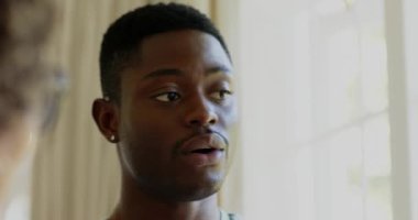 Duyan bir arkadaşın sorusu, Afro-Amerikalı bir adam dinliyor, konuşuyor ve pencerenin önünde gülüyor. Sohbet, dostluk, doğal ışık, samimi, rahat, kentsel, gündelik