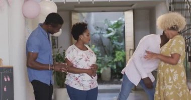 Çeşitli arkadaşlar günlük toplantılar sırasında evde neşeli sohbetler ve kahkahalarla eğleniyorlar. Arkadaşlık, sosyalleşme, mutluluk, bağlanma, birliktelik, kutlama