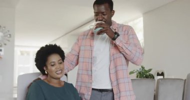 Video sohbetleri, gülümseyen çeşitli çiftler evde tablet izleyip, dinlenmenin tadını çıkarıyorlar. teknoloji, bağlantı, oturma odası, mutluluk, yaşam tarzı