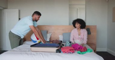 Bavul hazırlamak, çeşitli aileler yatak odasında, evde tatile hazırlanıyor. Seyahat, boş zaman, birliktelik, tatil, planlama