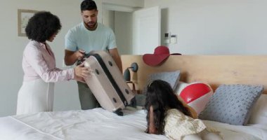 Çeşitli aileler yataklarına bavullarını topluyor, tatillerine hazırlanıyorlar, evde tebessümle ve heyecanla. Seyahat, çeşitli aile bağları, kahkahalar, tatil, birliktelik, hazırlık