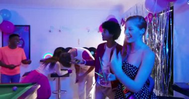 Kayıt odasına giren bir adam doğum günü kızına yaklaşıyor. Perdede onu selamlıyor, fotokopi çekiyor. Kutlama, arkadaşlık, sosyalleşme, hareketli, rahat, gece hayatı, eğlence