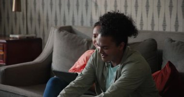 Çeşitli çiftler, doğum öncesi not panosunu erkek kalem seçerken göbeğine sarılıyormuş gibi inceliyor. Romantizm, samimiyet, aile, bağlantı, rahatlık, evcil, samimiyet