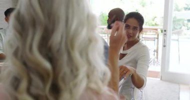 Son sınıf kız arkadaşlarını selamlamak, kadeh kaldırmak, salatayı yemek odasında paylaşmak, fotokopi çekmek. Kutlama, dostluk, neşe, zarafet, samimiyet, evcil, yaşam tarzı