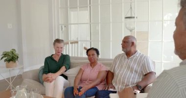 Son sınıflar evdeki parlak oturma odasında düşünceli bir şekilde tartışıyor. Yaşlılar, sohbet, yaşam tarzı, yaşam alanı, arkadaşlık, diyalog