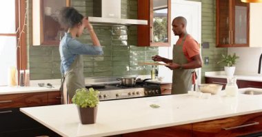 Modern mutfakta birlikte yemek pişiren, eğlenen ve evde yemek hazırlayan farklı çiftler. yerli, malzemeler, arkadaşlık, gurme, aşçılık, hazırlık