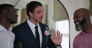 Çeşitli erkek arkadaşlar içki kaldırıyor, damat olarak düğüne kadeh kaldırıyor ve evde kart okuyor. Kutlama, dostluk, dostluk, destek, neşe, erkeklik, zarafet.