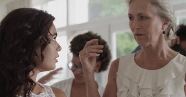 Evde kıdemli anne-kız saç fırçalama, dantelli üst ayarlama düğün hazırlığı. Aile, bağlantı, yakınlık, zarafet, kutlama, doğal, samimiyet