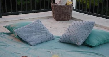 Çatıdaki terasta piknik battaniyesinde diz çöküp hediye kutusunu açan çeşitli çiftler. Romantik, kutlama, açık hava, manzaralı, rahat, sevgi dolu, boş zaman