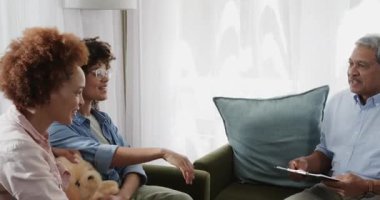 Aynı cinsiyetten lezbiyen çiftler, terapi seansları oturma odasında, evde terapistle tartışmalar. Danışmanlık, psikoterapi, ilişki, destek, iletişim, refah