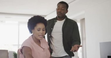 Çeşitli çiftler evde mali konuları tartışıyor, belgeleri birlikte gözden geçiriyorlar. Bütçe, planlama, takım çalışması, aile, yaşam tarzı