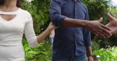 Afrika kökenli Amerikalı baba ve kız misafirleri selamlıyor, tören için tableti gözden geçiriyorlar. Kutlama, zarafet, ahenk, gelenek, sofistike, açık hava, birlik