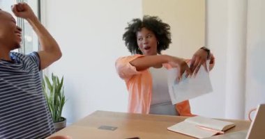 Afro-Amerikalı çift evde kahvenin tadını çıkarıyor, gülümsüyor ve dinleniyorlar. Rahatlama, bağlanma, mutluluk, birliktelik.