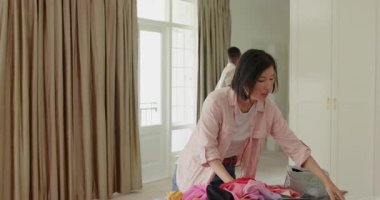 Çeşitli çiftler sofrada toplanmayı tartışıyor giysi ve tuvalet malzemelerini çantaya dolduruyorlar. Seyahat, organizasyon, valiz, planlama, yaşam tarzı, minimalist