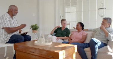 Son sınıflar oturma odasındaki kanepede tartışıyor, evde hikayeler ve kahkahalar paylaşıyorlar. Sohbet, arkadaşlık, arkadaşlık, hikaye anlatma, yaşam tarzı, rahat