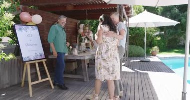 Bahçede kutlama yapıyorlar, farklı yaşlılar parkta bir araya gelerek gülüyorlar. Kutlama, mutluluk, birliktelik, piknik, neşe, arkadaşlık