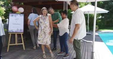 Bahçede kutlama, çeşitli gruplar, doğum günü partisinde içki ve kahkaha. Kutlama, çeşitli kıdemli arkadaşlar, çeşitlilik, şenlik, kadeh kaldırma, toplanma