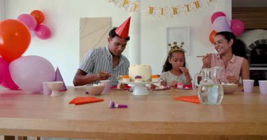 Aile çocuk partisi veriyor, lezzetli pastaları ve ziyafetleri evde paylaşıyoruz. Kutlama, doğum günü, aile, eğlence, birliktelik, ikramlar, şenlik,