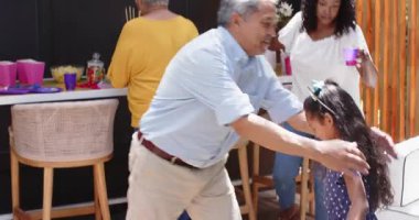 Doğum günü partisi süslemeleri hazırlamak, çeşitli ailelerin evde kutlama kutlamaları yapmak. Kutlama, yaşlılık, birliktelik, balonlar, çoklu nesil, mutluluk