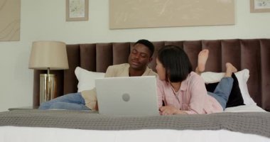 Çeşitli çiftler ellerinde pasaport tutarken laptoptaki uçuşlara göz atarak yatak planlayarak seyahat ediyorlar. Romantik, rahat, rahat, modern, iletişim, samimiyet, keşif