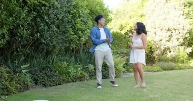 Beyaz güller sunduktan sonra, çeşitli çiftler kucaklaştıktan sonra bahçede gezinip pikniği paylaştılar. Romantizm, bağlantı, samimiyet, doğa, rahatlama, uyum, sıcaklık