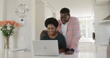 Video sohbeti, mutfakta çeşitli çiftler dizüstü bilgisayar kullanırken gülümsüyor, evde birlikte vakit geçiriyorlar. Teknoloji, yaşam tarzı, arkadaşlık, bağlanma, ilişki, yerli