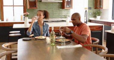 Çeşitli çiftler evde birlikte yemek yiyor, gülüşüyor ve sohbet ediyorlar. romantik, yaşam tarzı, yemek, akşam, ilişki
