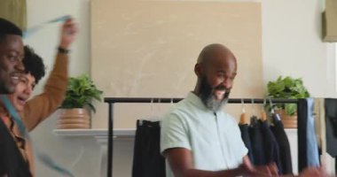 Çeşitli terziler göz gezdiriyorlar, tasmaları ölçüyorlar, gömlekleri ayarlıyorlar, soyunma odasına sığıyorlar. Terzilik, moda, erkek giyim, profesyonel, işbirliği, uygun, butik